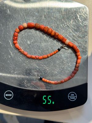 A varied group of five Tibetan necklaces, three rings and four earbobs with red coral, 19/20th C. — foto 36
