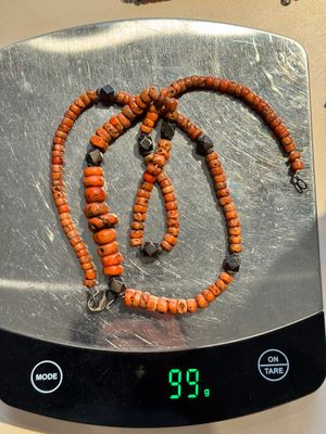 A varied group of five Tibetan necklaces, three rings and four earbobs with red coral, 19/20th C. — foto 37