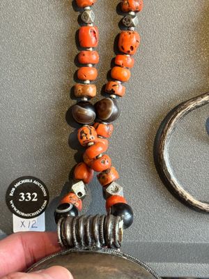 A varied group of five Tibetan necklaces, three rings and four earbobs with red coral, 19/20th C. — foto 4