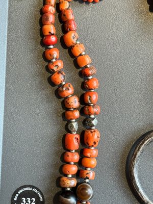 A varied group of five Tibetan necklaces, three rings and four earbobs with red coral, 19/20th C. — foto 5
