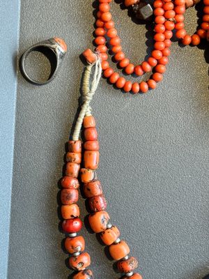 A varied group of five Tibetan necklaces, three rings and four earbobs with red coral, 19/20th C. — foto 6