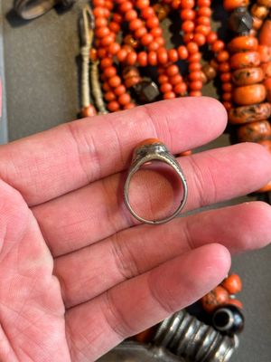 A varied group of five Tibetan necklaces, three rings and four earbobs with red coral, 19/20th C. — foto 8