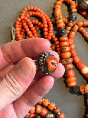 A varied group of five Tibetan necklaces, three rings and four earbobs with red coral, 19/20th C. — foto 10