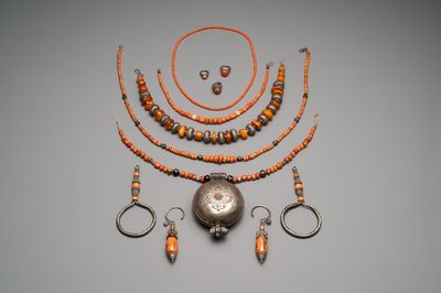 A varied group of five Tibetan necklaces, three rings and four earbobs with red coral, 19/20th C.