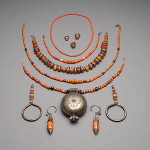 A varied group of five Tibetan necklaces, three rings and four earbobs with red coral, 19/20th C. — foto 1