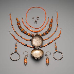 A varied group of five Tibetan necklaces, three rings and four earbobs with red coral, 19/20th C. — foto 2