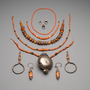 A varied group of five Tibetan necklaces, three rings and four earbobs with red coral, 19/20th C. — foto 3