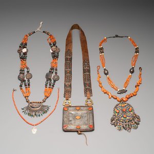 A varied group of four Islamic necklaces and a Quran holder, 19th C. — foto 1