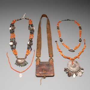 A varied group of four Islamic necklaces and a Quran holder, 19th C. — foto 2