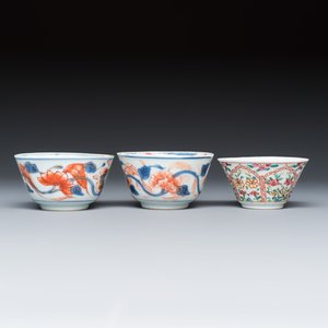 A varied group of seven Chinese blue, white, famille rose and Imari-style tea bowls and saucers, and an Imari-style tea caddy — photo 11