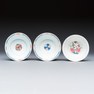 A varied group of seven Chinese blue, white, famille rose and Imari-style tea bowls and saucers, and an Imari-style tea caddy — photo 12