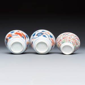 A varied group of seven Chinese blue, white, famille rose and Imari-style tea bowls and saucers, and an Imari-style tea caddy — photo 13