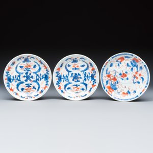 A varied group of seven Chinese blue, white, famille rose and Imari-style tea bowls and saucers, and an Imari-style tea caddy — photo 24