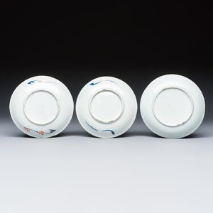 A varied group of seven Chinese blue, white, famille rose and Imari-style tea bowls and saucers, and an Imari-style tea caddy — photo 25