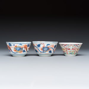 A varied group of seven Chinese blue, white, famille rose and Imari-style tea bowls and saucers, and an Imari-style tea caddy — photo 10