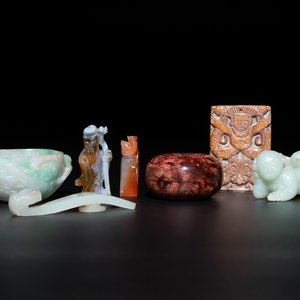 A varied group of seven Chinese jade, jadeite, agate and hardstone carvings, 19/20th C. — photo 1