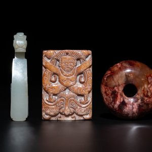 A varied group of seven Chinese jade, jadeite, agate and hardstone carvings, 19/20th C. — photo 2