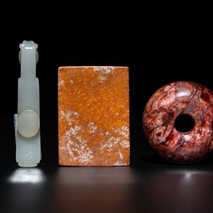 A varied group of seven Chinese jade, jadeite, agate and hardstone carvings, 19/20th C. — photo 3
