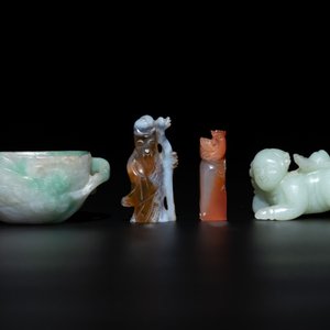 A varied group of seven Chinese jade, jadeite, agate and hardstone carvings, 19/20th C. — photo 4