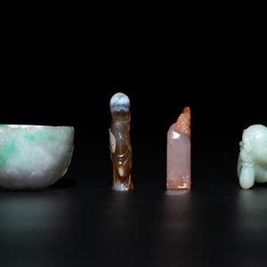 A varied group of seven Chinese jade, jadeite, agate and hardstone carvings, 19/20th C. — photo 5