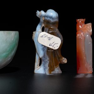 A varied group of seven Chinese jade, jadeite, agate and hardstone carvings, 19/20th C. — photo 6