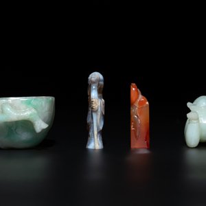 A varied group of seven Chinese jade, jadeite, agate and hardstone carvings, 19/20th C. — photo 7