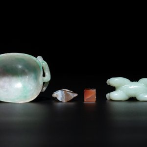 A varied group of seven Chinese jade, jadeite, agate and hardstone carvings, 19/20th C. — photo 8