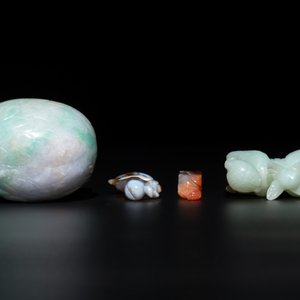 A varied group of seven Chinese jade, jadeite, agate and hardstone carvings, 19/20th C. — photo 9