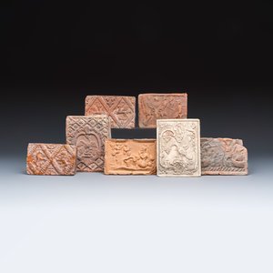 A varied group of seven fireplace tiles — 照片 1