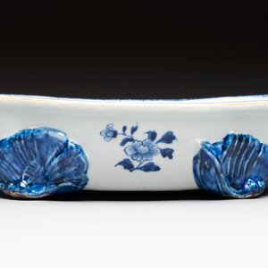 A varied group of ten Chinese blue, white and famille rose wares, Yongzheng/Qianlong — photo 16