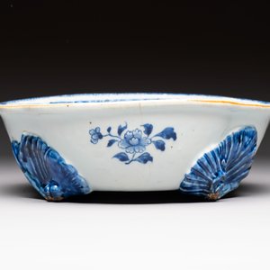 A varied group of ten Chinese blue, white and famille rose wares, Yongzheng/Qianlong — photo 17