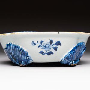 A varied group of ten Chinese blue, white and famille rose wares, Yongzheng/Qianlong — photo 19