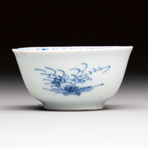 A varied group of ten Chinese blue, white and famille rose wares, Yongzheng/Qianlong — photo 6