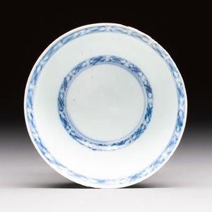A varied group of ten Chinese blue, white and famille rose wares, Yongzheng/Qianlong — photo 8