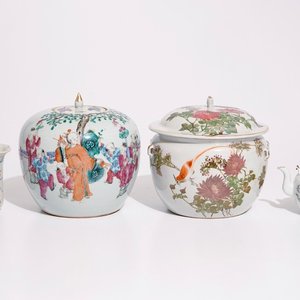 A varied lot of Chinese famille rose and qianjiang cai porcelain, 19/20th C. — photo 1