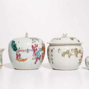A varied lot of Chinese famille rose and qianjiang cai porcelain, 19/20th C. — photo 3