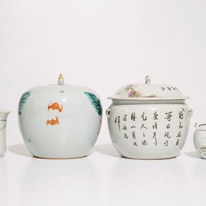 A varied lot of Chinese famille rose and qianjiang cai porcelain, 19/20th C. — photo 4