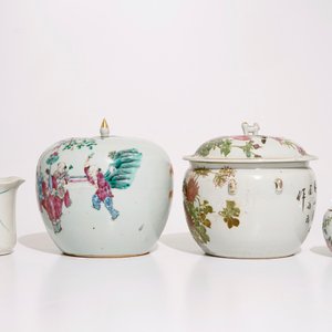 A varied lot of Chinese famille rose and qianjiang cai porcelain, 19/20th C. — photo 5