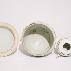 A varied lot of Chinese famille rose and qianjiang cai porcelain, 19/20th C. — photo 6