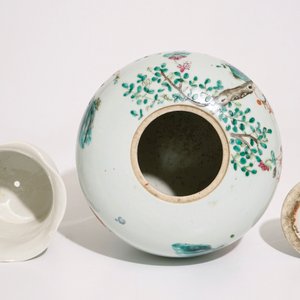 A varied lot of Chinese famille rose and qianjiang cai porcelain, 19/20th C. — photo 8