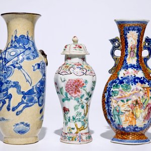 A varied lot of Chinese famille rose, Imari-style and blue and white porcelain, 18/19th C. — photo 4