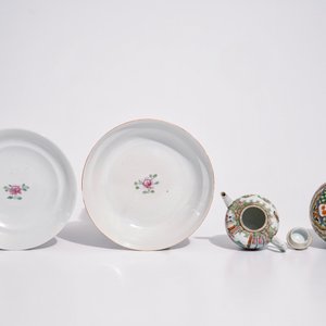 A varied lot of Chinese famille rose, verte and monochrome porcelain, 19/20th C. — photo 14
