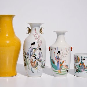 A varied lot of Chinese famille rose, verte and monochrome porcelain, 19/20th C. — photo 2