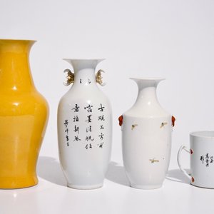 A varied lot of Chinese famille rose, verte and monochrome porcelain, 19/20th C. — photo 4