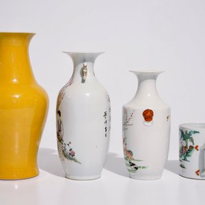 A varied lot of Chinese famille rose, verte and monochrome porcelain, 19/20th C. — photo 5