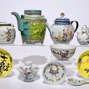 A varied lot of Chinese famille rose, Yixing and qianjiang cai porcelain, 18/20th C. — photo 1
