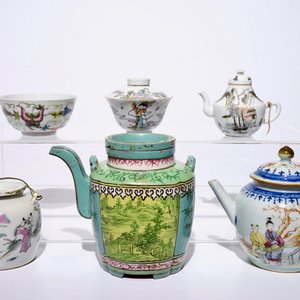 A varied lot of Chinese famille rose, Yixing and qianjiang cai porcelain, 18/20th C. — photo 2