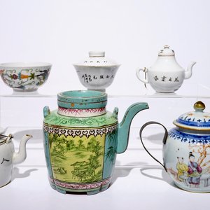 A varied lot of Chinese famille rose, Yixing and qianjiang cai porcelain, 18/20th C. — photo 4