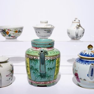 A varied lot of Chinese famille rose, Yixing and qianjiang cai porcelain, 18/20th C. — photo 5