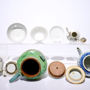 A varied lot of Chinese famille rose, Yixing and qianjiang cai porcelain, 18/20th C. — photo 6